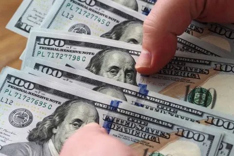 Долар злетів до нового історичного рекорду: курс валют від НБУ на 7 січня