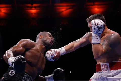 Усик нокаутировал Дюбуа и во второй раз стал абсолютным чемпионом мира