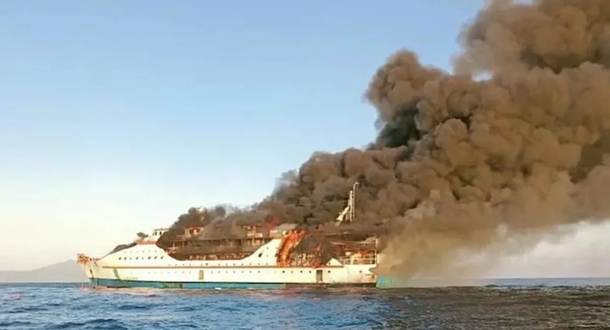 Пасажирський лайнер спалахнув як смолоскип: 280 людей у відкритому морі моляться про спасіння, є загиблі - today.ua