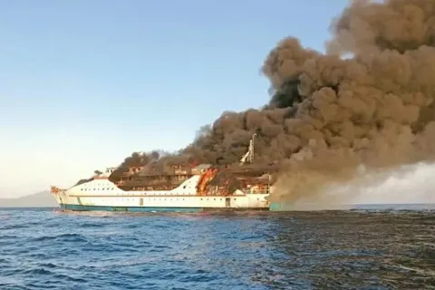 Пасажирський лайнер спалахнув як смолоскип: 280 людей у відкритому морі моляться про спасіння, є загиблі
