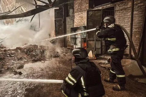 Наймасштабніша атака на Івано-Франківськ з 2022 року: є поранені, зруйновані будинки та пожежі