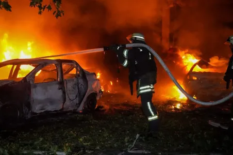 Згорілі авто та зруйновані будинки: у ДСНС показали, що лишилося після обстрілу Одеси в ніч на 22 липня