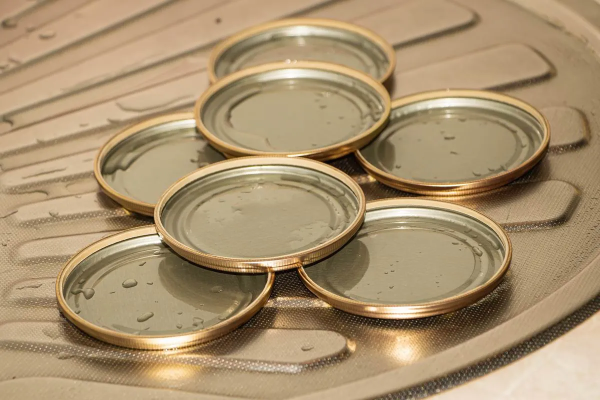 Можно остаться без закруток: какие крышки совершенно не подходят для консервации - today.ua