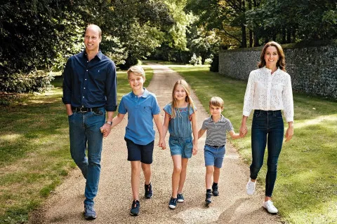 Кейт Миддлтон и принц Уильям опубликовали новое фото старшего сына в честь его 12-летия