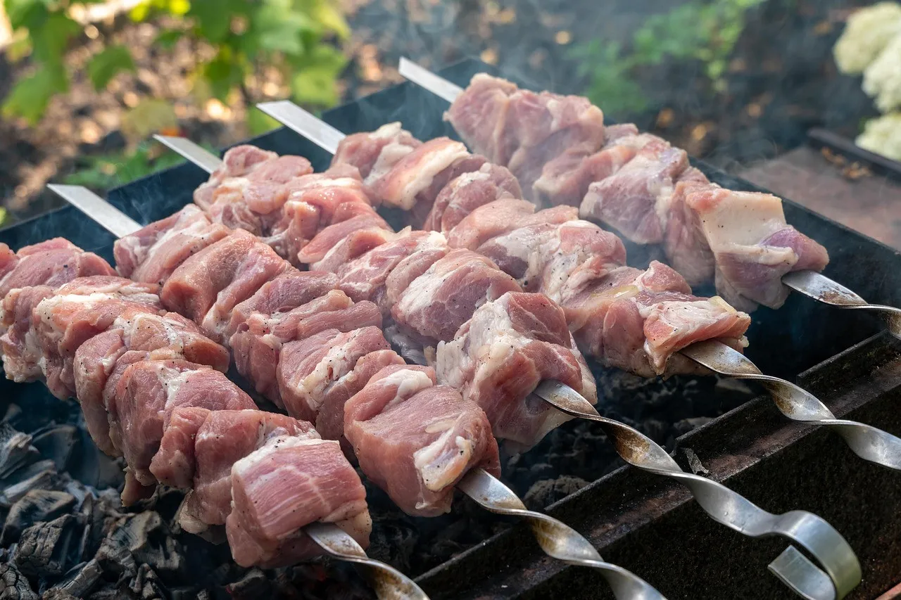 Грубые ошибки при мариновании шашлыка, которые делают мясо сухим и безвкусным Грубые ошибки при мариновании шашлыка, которые делают мясо сухим и безвкусным - today.ua
