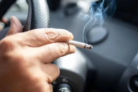 Українських водіїв можуть оштрафувати за куріння за кермом: кого саме стосується