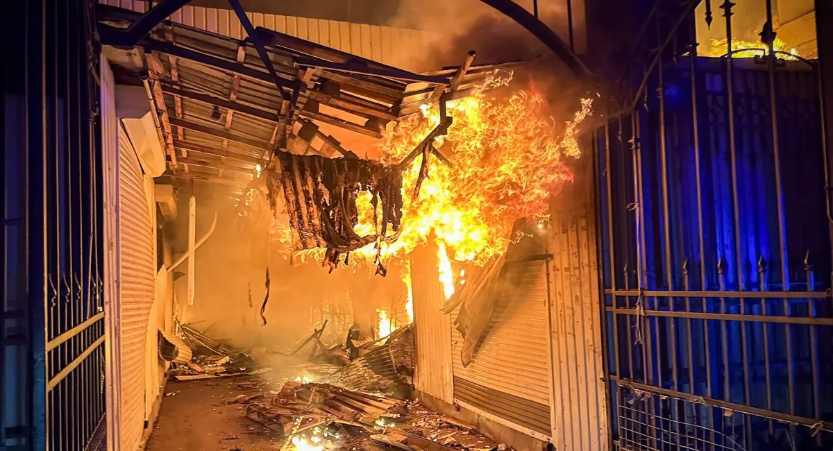 Ворог ударив по історичному серцю Одеси: у ДСНС показали, як пожежа знищила частину Привозу - today.ua