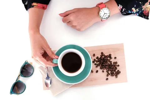 Почему нельзя начинать день с чашки кофе: врачи назвали три веские причины