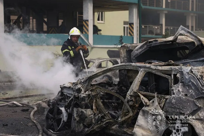 РФ атакувала центр Харкова авіабомбами: пошкоджено багатоповерхівку, десятки поранених - today.ua