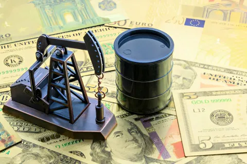 Топливо и валюта: как изменятся цены на АЗС и курс доллара в августе