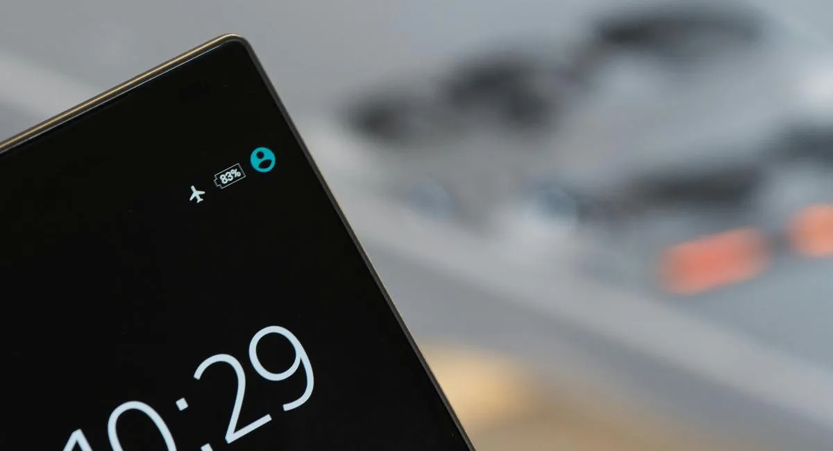 Пілот пояснив, чому важливо вмикати режим польоту під час подорожі літаком - today.ua