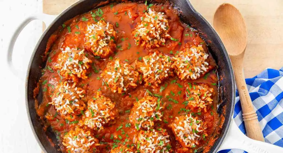 Що приготувати на вечерю: рецепт апетитних тефтелів з рисом у томатному соусі - today.ua