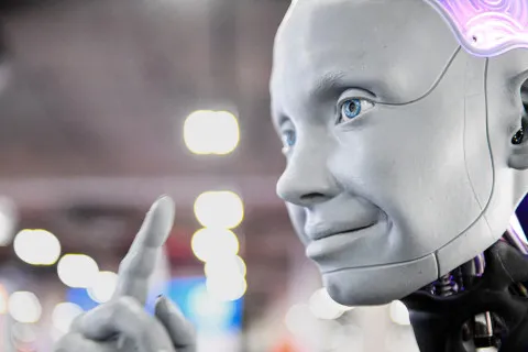 Разработчик назвал две профессии, из которых ИИ в ближайшие полгода может вытеснить человека.