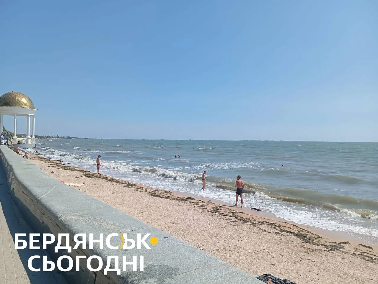 Отсутствие воды и безлюдные пляжи: россияне превратили украинский курорт в упадочный город - today.ua