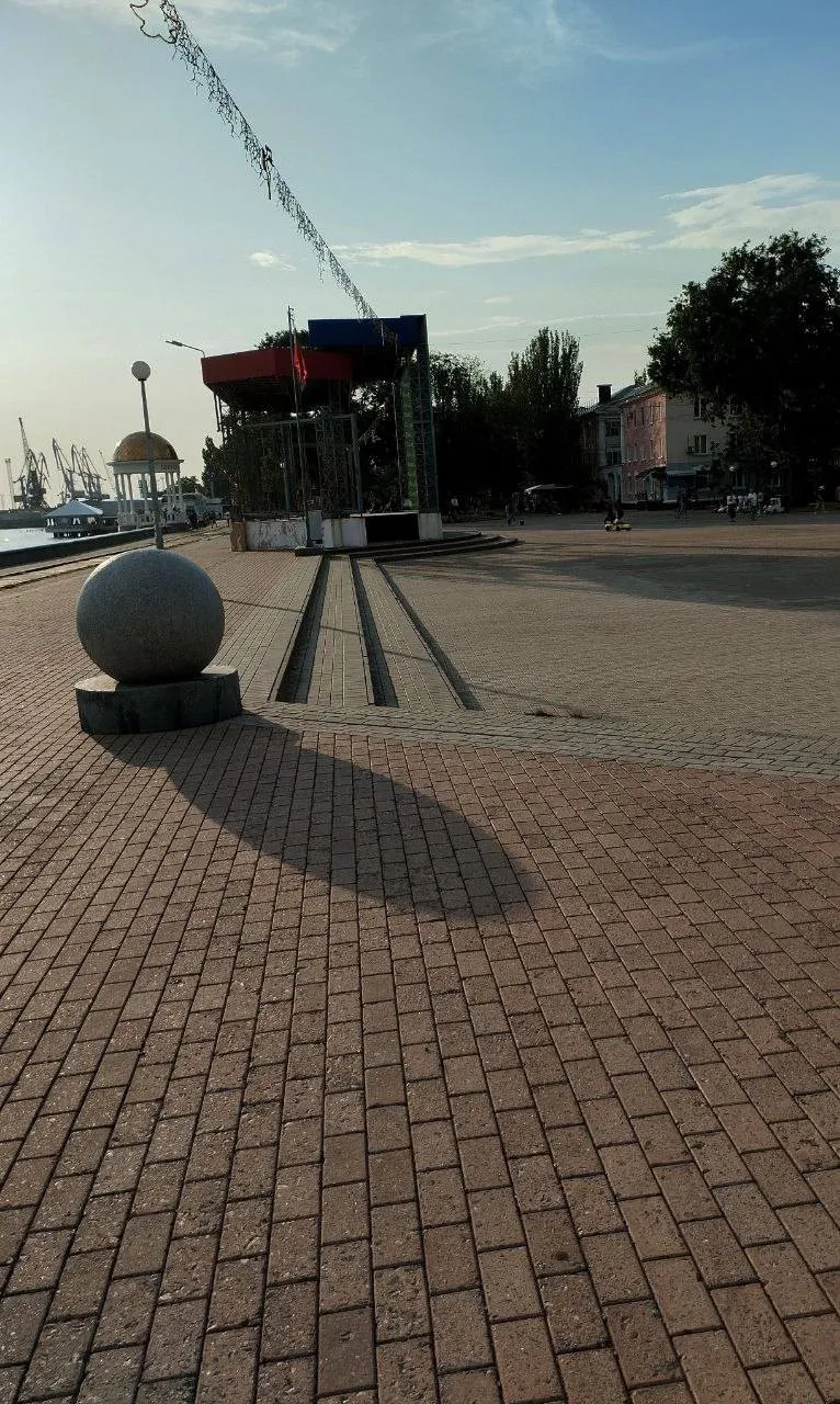 Отсутствие воды и безлюдные пляжи: россияне превратили украинский курорт в упадочный город - today.ua