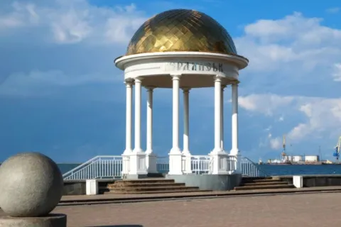 Отсутствие воды и безлюдные пляжи: россияне превратили украинский курорт в упадочный город