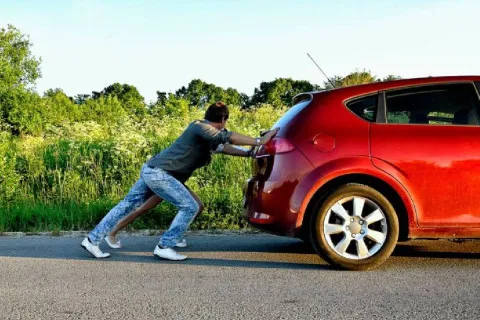 Штовхати категорично заборонено: як завести авто з розрядженим акумулятором