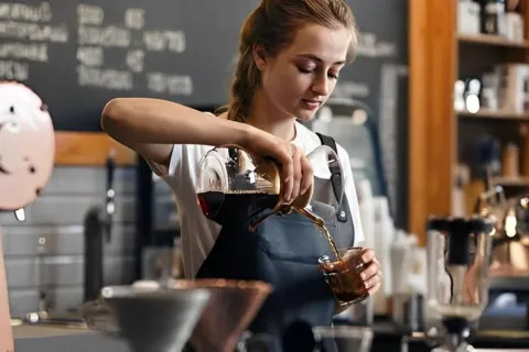 Бізнес узявся за підлітків: скільки готові платити за роботу неповнолітнім працівникам