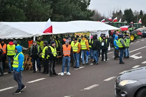 У Польщі блокування доріг і транспортний хаос: що відомо про масовий страйк залізничників