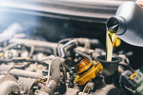 Не каждые 10 тысяч пробега: как часто на самом деле следует менять масло в двигателе авто