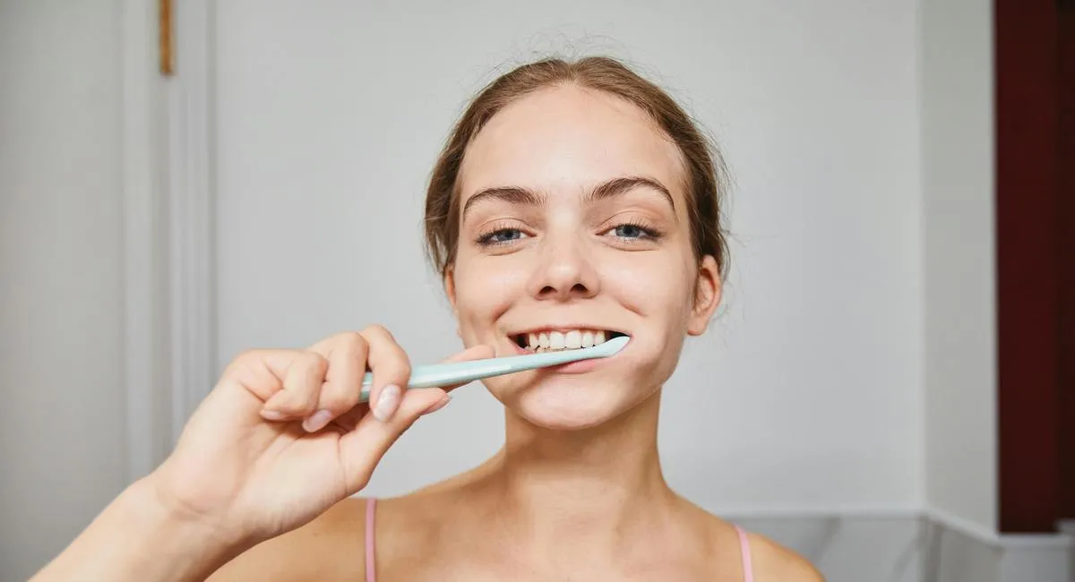 Опасные ошибки при чистке зубов, которые вредят здоровью ротовой полости: их совершают многие - today.ua