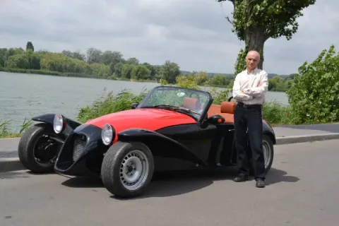 Мрія довжиною в чверть століття: українець створив ексклюзивне авто в ретро-стилі