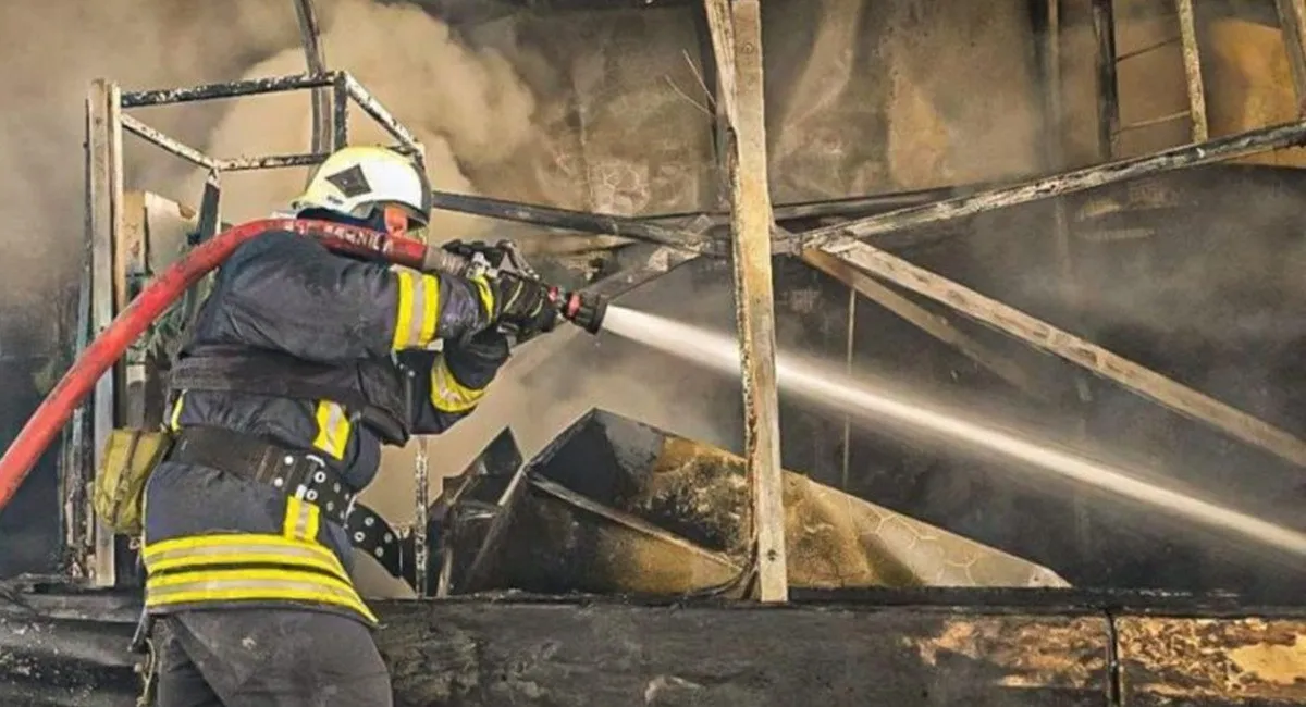 Россия ударила по железной дороге в Павлограде: пострадал вокзал, движение поездов изменили - today.ua