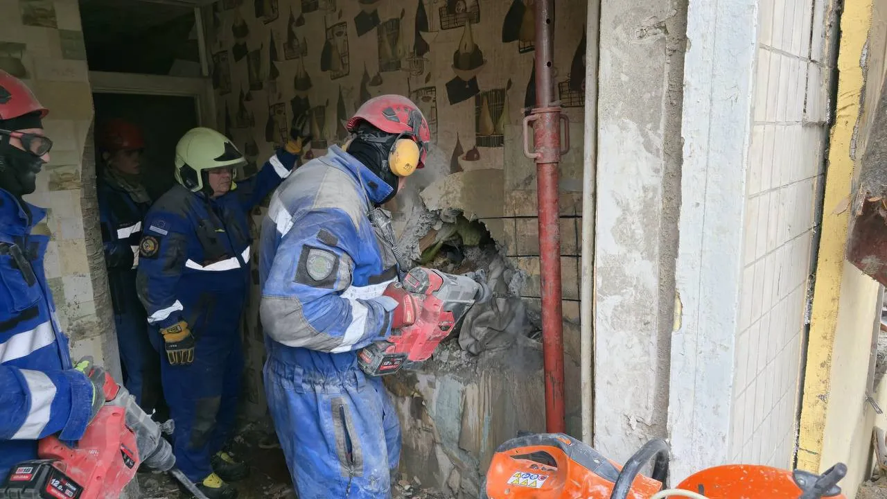 Ювелірна робота: в Києві з-під завалів зруйнованого під'їзду врятували чоловіка - today.ua