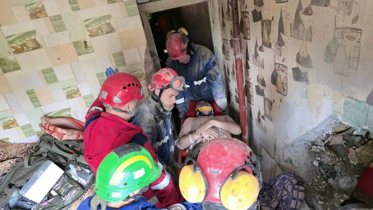 Ювелірна робота: в Києві з-під завалів зруйнованого під'їзду врятували чоловіка - today.ua