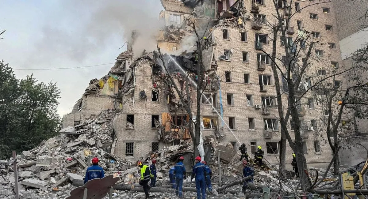 Самі підірвали заради картинки: Z-пропаганда знову запустила абсурдний фейк про будинок у Києві на тлі загибелі людей - today.ua