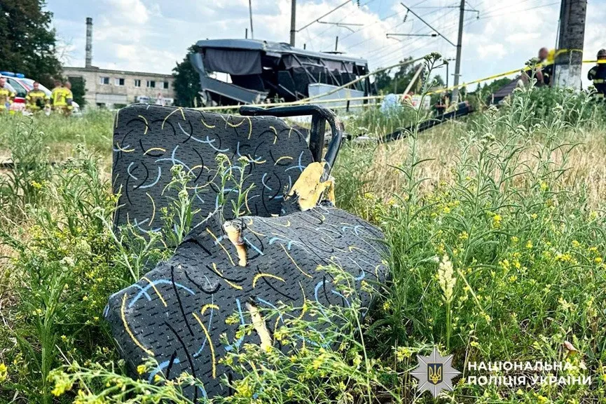 Страшна трагедія на Рівненщині: маршрутка зіткнулася з поїздом, є загиблі та поранені діти (фото) Страшна трагедія на Рівненщині: маршрутка зіткнулася з поїздом, є загиблі та поранені діти (фото) - today.ua