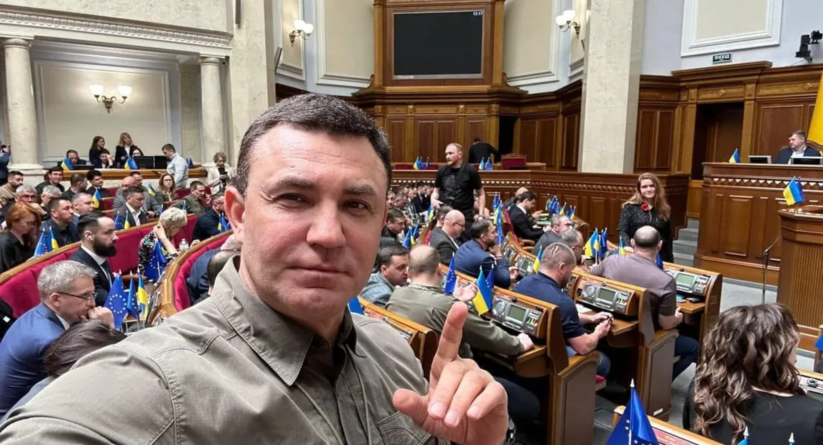 Арештант і сумка: Микола Тищенко нічого не прокоментував з приводу обраного йому запобіжного заходу, зате показав своє сало  (Відео) - today.ua