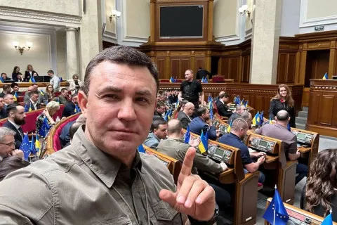 Арестант и сумка: Николай Тищенко ничего не прокомментировал по поводу избранной ему меры пресечения, зато показал свое сало (Видео)