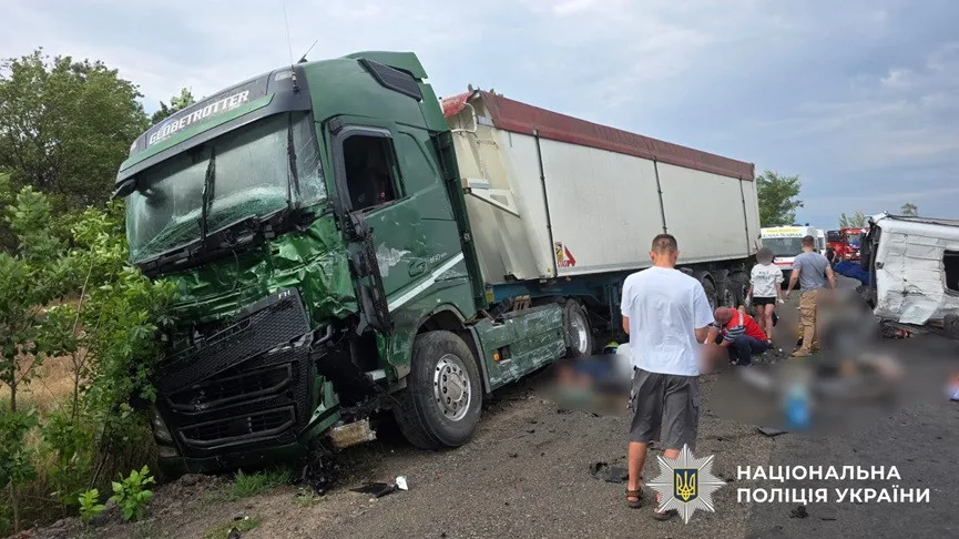 Крики відчаю та понівечений метал: під Одесою в ДТП з фурою загинули 9 людей (фото, відео) Крики відчаю та понівечений метал: під Одесою в ДТП з фурою загинули 9 людей (фото, відео) - today.ua