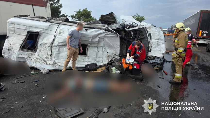 Крики відчаю та понівечений метал: під Одесою в ДТП з фурою загинули 9 людей (фото, відео) Крики відчаю та понівечений метал: під Одесою в ДТП з фурою загинули 9 людей (фото, відео) - today.ua