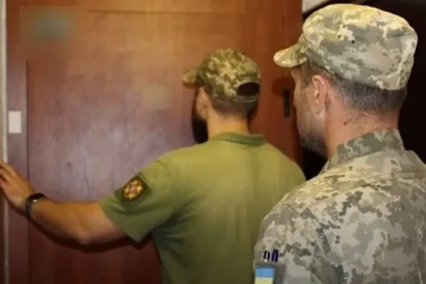 Что делать, если ТЦК стучится в вашу дверь: как поступать владельцам жилья