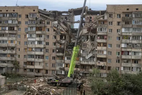 "Зеленский намеренно заминировал дом": Z-пропаганда вновь пробивает дно после удара РФ по многоэтажке в Киеве 6 июня