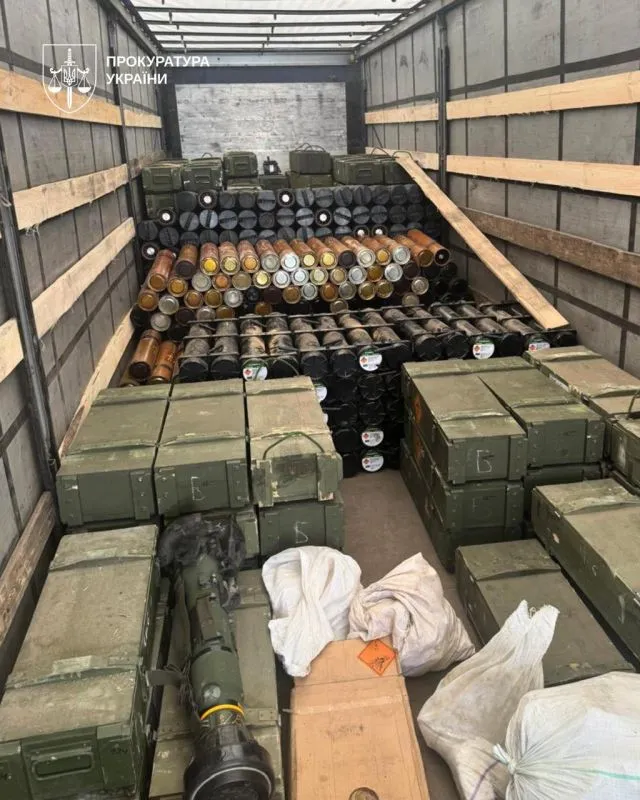 Понад 700 боєприпасів і 1,2 тонни вибухівки: на Харківщині затримали військових Понад 700 боєприпасів і 1,2 тонни вибухівки: на Харківщині затримали військових - today.ua
