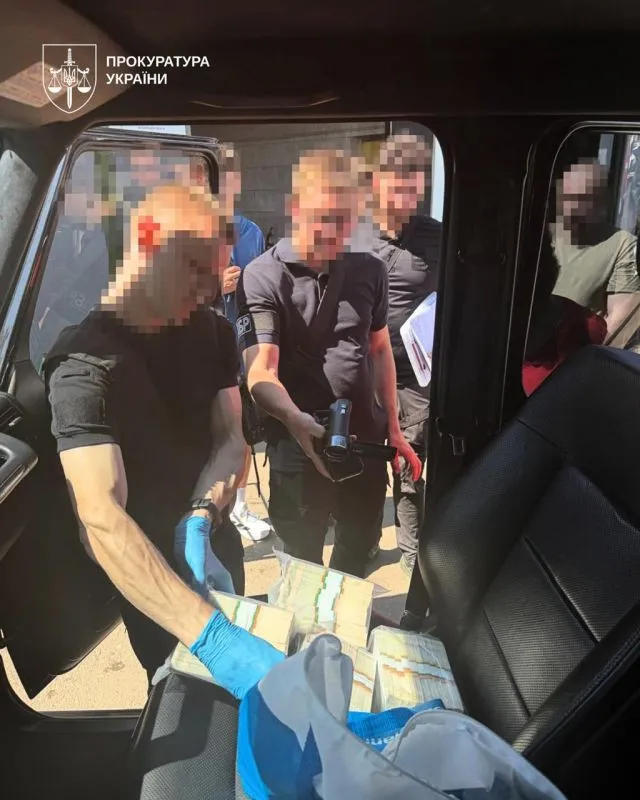Понад 700 боєприпасів і 1,2 тонни вибухівки: на Харківщині затримали військових Понад 700 боєприпасів і 1,2 тонни вибухівки: на Харківщині затримали військових - today.ua