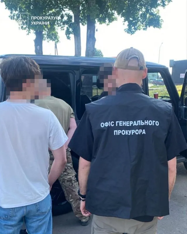 Понад 700 боєприпасів і 1,2 тонни вибухівки: на Харківщині затримали військових Понад 700 боєприпасів і 1,2 тонни вибухівки: на Харківщині затримали військових - today.ua