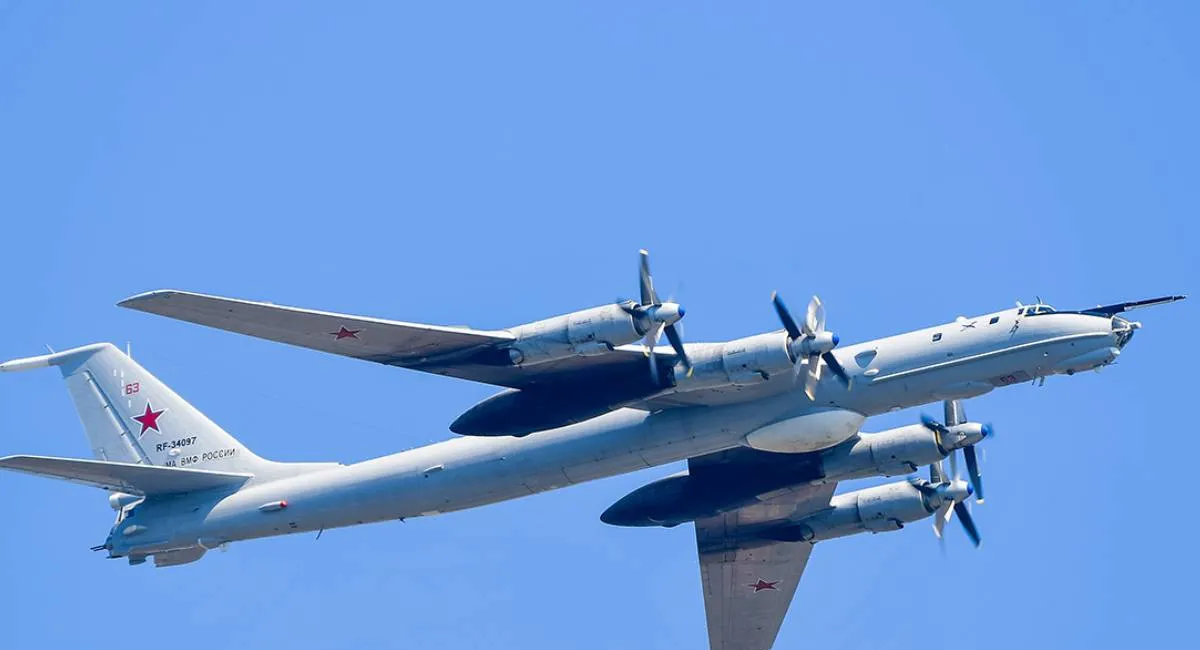 Російський літак скинув десятки загадкових буїв біля авіаносця НАТО: що відомо про інцидент - today.ua