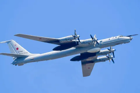 Российский самолет сбросил десятки загадочных буев возле авианосца НАТО: что известно об инциденте