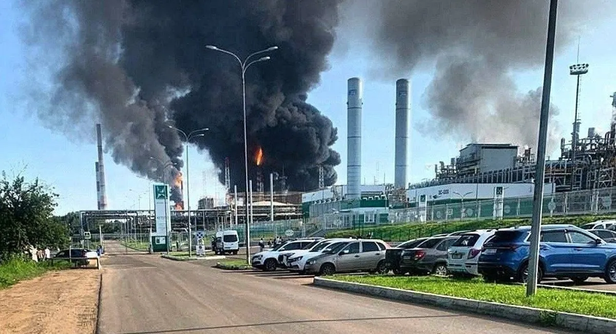 Дрони вдарили по двох стратегічних заводах у Татарстані: спалахнула масштабна пожежа (фото, відео) - today.ua