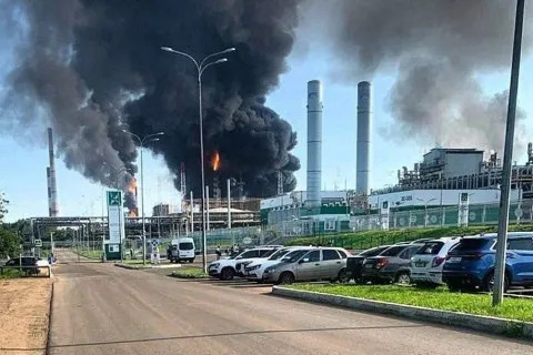 Дрони вдарили по двох стратегічних заводах у Татарстані: спалахнула масштабна пожежа (фото, відео)