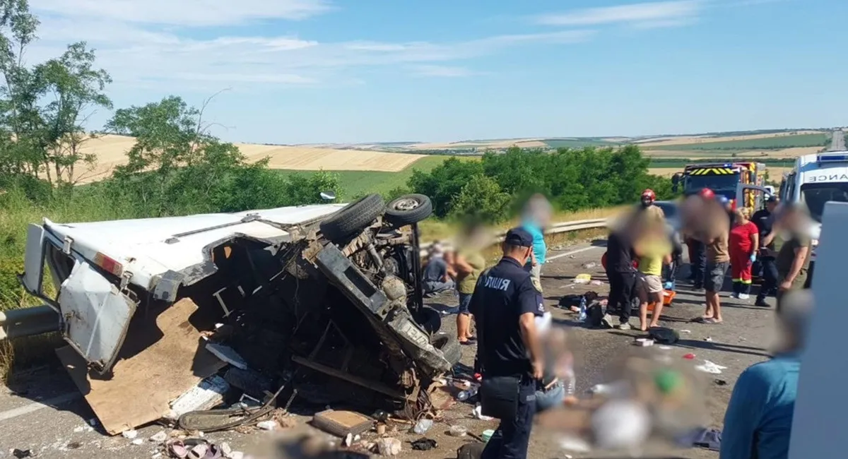 На трасі Київ-Одеса в кривавій ДТП з маршруткою загинув 15-річний юнак, ще 6 дітей поранено - today.ua