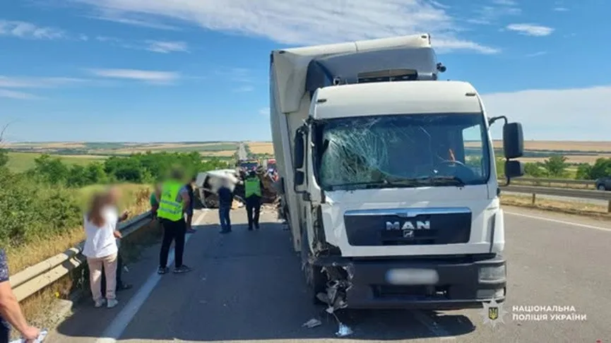 На трасі Київ-Одеса в кривавій ДТП з маршруткою загинув 15-річний юнак, ще 6 дітей поранено На трасі Київ-Одеса в кривавій ДТП з маршруткою загинув 15-річний юнак, ще 6 дітей поранено - today.ua