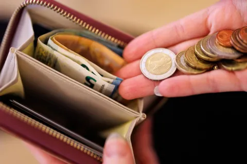 Європейська країна урізає соціальну підтримку: українців зобов'яжуть погоджуватися майже на будь-яку роботу