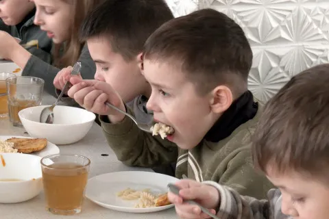 В Україні запровадили безоплатне харчування для всіх школярів з першого класу по одинадцятий