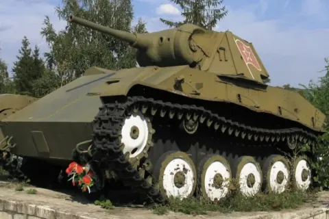 На Харківщині з кладовища вкрали танк-пам’ятник: знищено понад десяток могил