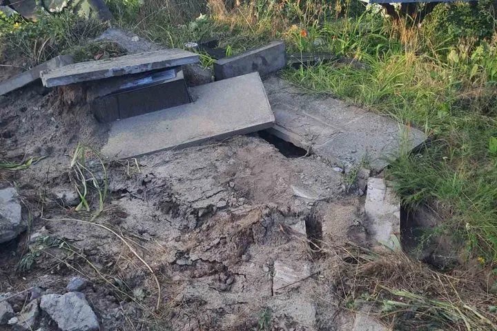 На Харківщині з кладовища вкрали танк-пам’ятник: знищено понад десяток могил На Харківщині з кладовища вкрали танк-пам’ятник: знищено понад десяток могил - today.ua